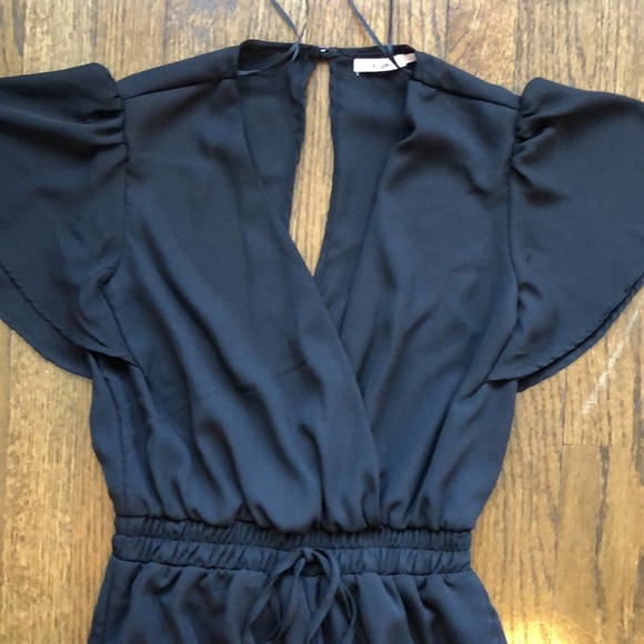 Classic Chic Lightweight V-Neck Snatch Waist Wing Shoulder Jumpsuit - Picture 4 of 5
